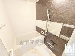 1日の疲れを癒す浴室でゆったりリフレッシュ。清潔感あふれる空間で、毎日のバスタイムをより快適に。鏡が横長なので、お子様でも見やすく便利です。