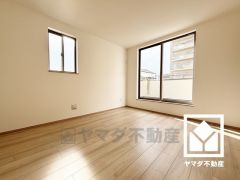 広々15.12帖のLDKが魅力。家族全員がリラックスできる、ゆったりとした快適リビングで温かい団らんの時間を。