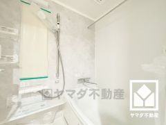 1日の疲れを癒す浴室でゆったりリフレッシュ。清潔感あふれる空間で、毎日のバスタイムをより快適に。