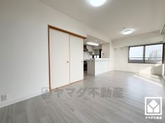 広々17.2帖のLDKが魅力。家族全員がリラックスできる、ゆったりとした快適リビングで温かい団らんの時間を。