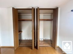 お洋服はもちろん、スーツケースなどの大物もしっかり収納できます。