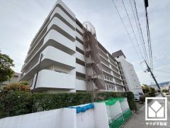 西側にある「高木公園」は約1万平米の広さを誇る地域最大級の公園で、思いきり走り回って遊べるゆったりとした広場や、すべり台などの遊具が設置されています。子育て世帯の方にもお勧めです。