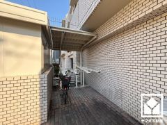 サイクルラックの設置された駐輪場を完備。スッキリ整理されて、自転車同士の接触や転倒の心配がございません。