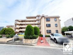 玄関横にサービスヤードあり。物入があり、お掃除道具やガーデニング用品なども収納可能です。