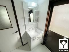 収納豊富でスッキリお使い頂ける3面鏡の洗面台です。洗面ボウルが広めなので、忙しい朝でも身支度がしやすく時短になります。