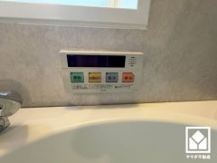 安全性を確保できる優先ボタンがございます。優先中はキッチンからの温度変更ができなくなるため、シャワー中に急に熱湯や冷水が出る状況を防ぐことができます。