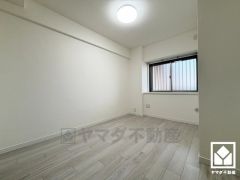 約5帖の洋室です。大きな窓からは明るい光が降り注ぎます。柔らかな光が差し込む洋室で、快適で落ち着いた生活をお送りいただけます。