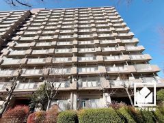 広々15帖のLDKが魅力。家族全員がリラックスできる、ゆったりとした快適リビングで温かい団らんの時間を。