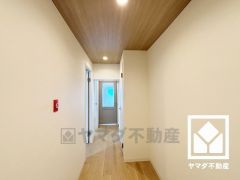 シンプルで洗練された玄関スペース。帰るたびにホッとできる、心地よい住まいの入り口。