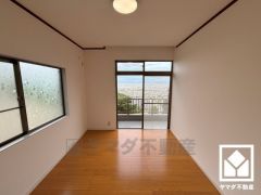 柔らかな光が差し込む洋室、快適で落ち着いた住まい。