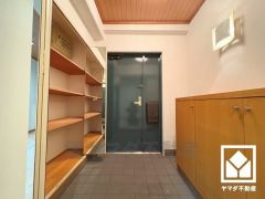 シューズボックスがありスッキリお使い頂ける玄関。