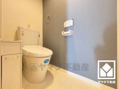 上品なアクセントクロスが魅力的なトイレ空間。機能性とセンスが融合した、居心地の良いプライベートスペースです。