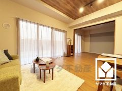 心地よい空間が広がるリビングで、家族みんなが快適に過ごせる時間を提供。