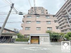 玄関にはシューズボックスを完備。家族の靴もしっかり収納できるので、玄関がいつも片付き、気持ちよくお客様を迎えられます。お出かけの前のチェックにも便利な鏡付きです。