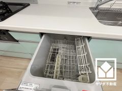 毎日の家事の負担を軽減でき、水道代の節約にもなる食器洗乾燥機付き。