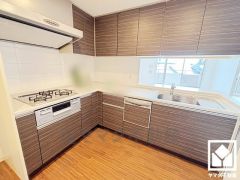 カウンターキッチンなので配膳や片付けがしやすく、お料理中でもお子様の様子が分かって安心です。L型なので作業動線が最短距離で効率良く動けます。