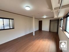 棚の下部にはハンガーパイプが設置されたオープンクローゼットとなっています。