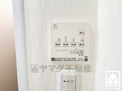 浴室暖房乾燥機付き。真冬の寒い浴室を暖かく、また雨の日の洗濯物の乾燥にと多用途に活躍する機能です。