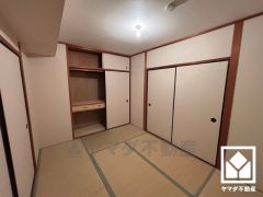 押入にはお客様用の座布団や寝具も収納可能です。