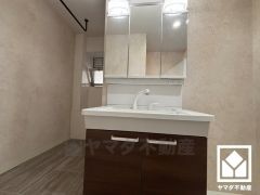 収納付きでスッキリお使い頂ける3面鏡の洗面台です。小上がりのランドリールームには室内物干しが設置されており、天候に関係なくお洗濯物を干していただけます。花粉や黄砂の多い日も安心です。