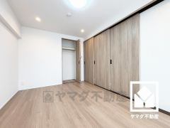 約6.5帖の洋室です。リビングに隣接する続き間で、一体利用も可能です。