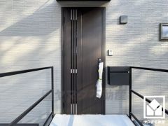 ドアのスリット窓から光が差し込み、外出時にも帰宅時にも、明るい気持ちになれる玄関です。