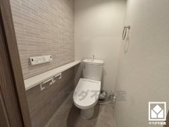 明るく清潔感溢れるトイレです。2連トイレットペーパーホルダーなのでお取替えの手間が軽減できます。広々としたカウンタースペースがあり、消耗品置き場や小物置きなどとしてもお使いいただけます。