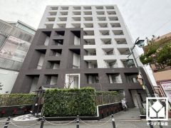 宝塚市から尼崎市を南北に結ぶ県道142号線が西側に通っています。名神高速道路の尼崎インターチェンジも下道5分圏内で神戸方面や大阪方面へ出やすく、車での移動にも便利な立地です。