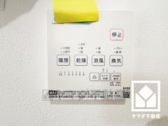 浴室暖房乾燥機付き。真冬の寒い浴室を暖かく、また雨の日の洗濯物の乾燥にと多用途に活躍する機能です。