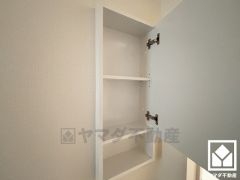 トイレットペーパーのストックや消耗品置き場などとしてお使いいただける戸棚がございます。