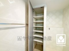 バスタオルやパジャマ等を収納できるリネン庫。洗剤等のストックも収納できるので、洗面室をすっきり清潔に保つことができそうです。可動棚なので用途に合わせて高さを調整できます。