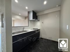 対面式キッチンなのでお料理中でもお子様の様子が分かって安心です。毎日の料理がもっとスムーズになる、便利な3口コンロ付き。