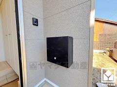 スッキリとしたデザインのダイヤル錠付きポストが設置されています。