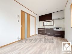 立地を生かしプライバシー・採光を確保した高台のリビングです。家族全員がリラックスできる、ゆったりとした快適リビングで温かい団らんの時間を。