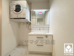 収納付きでスッキリお使い頂ける3面鏡の洗面台です。洗面ボウルが広めなので、忙しい朝でも身支度がしやすく時短になります。