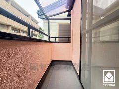 北向きバルコニーで風通し良好。屋根付きなので急な雨の日も安心ですね。