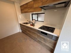 キッチンは空間を有効活用できる壁付けタイプ。独立型なのでお料理に集中しやすい環境です。