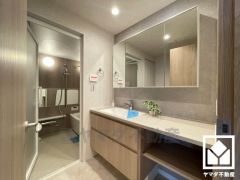 小さなお子様のお風呂上りもこのスペースがあればゆったりとして頂けます。室内洗濯機置場がございますので、天候に左右されず洗濯していただけます。