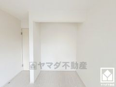 おしゃれなインテリアが映えるオープンクローゼットの洋室です。