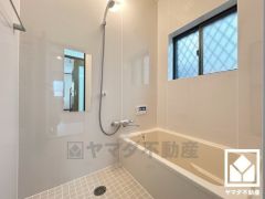 1日の疲れを癒す浴室でゆったりリフレッシュ。小窓が付いているので、こもりがちな湿気もすぐ取り除くことができます。