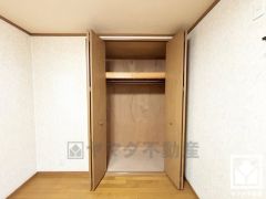 新たに家具を買わなくても良いので、ハンガーパイプ付きのクローゼットは嬉しいですね。