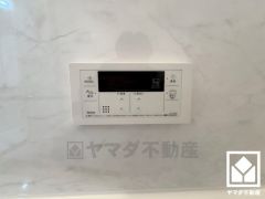 浴室側の給湯リモコンには、安全性を確保できる優先ボタンがございます。優先中はキッチンからの温度変更ができなくなるため、シャワー中に急に熱湯や冷水が出る状況を防ぐことができます。