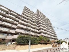 敷地内は木々が多く植えられていて、四季の移り変わりが感じられる緑豊かな景観です。