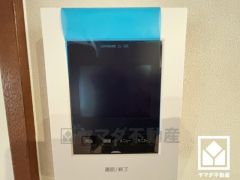 インターホンはモニター付きです。お留守番中のお子様でも簡単に来訪者の確認ができます。