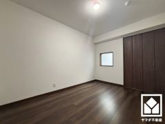 約6帖の洋室。全居室に窓がございます。明るい陽光がたっぷり差し込む心地よい生活空間です。