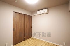 約4.9帖の洋室です。お子様のお部屋などにも丁度良い広さです。新品エアコン付きなので、お引越し直後から快適にお過ごしいただけます。