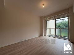 バルコニーにつながるお部屋で、通風・陽当たり良好。