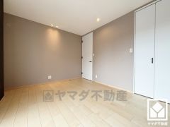 約9.5帖の3階洋室です。ウォークインクローゼット付きのお部屋で整理整頓しやすいです。