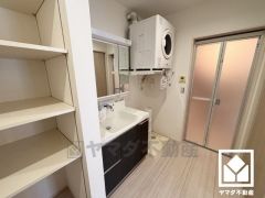 ガス衣類乾燥機「乾太くん」付き。雨や花粉、PM2.5などが気になる日でも、天候に左右されずふんわりと洗濯物を乾かせます。シワがつきにくいのも嬉しいポイント。