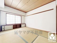 陽光がたっぷり差し込む洗練された和室。温かみのある畳のスッキリとしたデザインが、暮らしを心地よく彩ります。